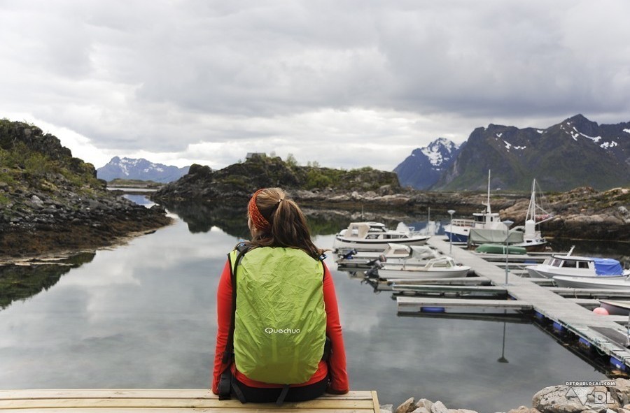 Alizé pensive devant tant de beautés en direction de Stamsund, Lofoten