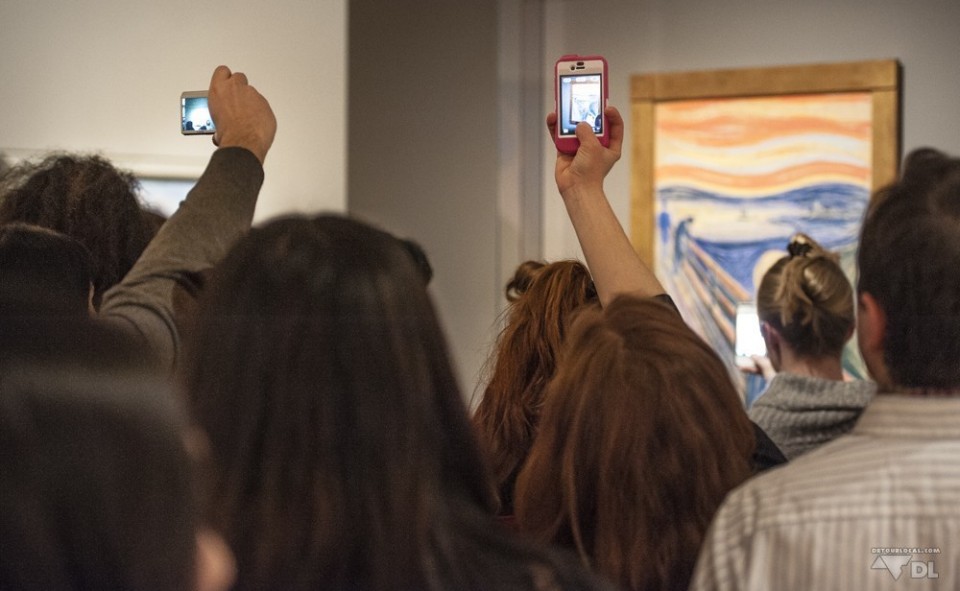 Oeuvre de Munch, le cri, au musée MOMA, New York. Pourquoi ne pas profiter de l'oeuvre avec ses yeux?