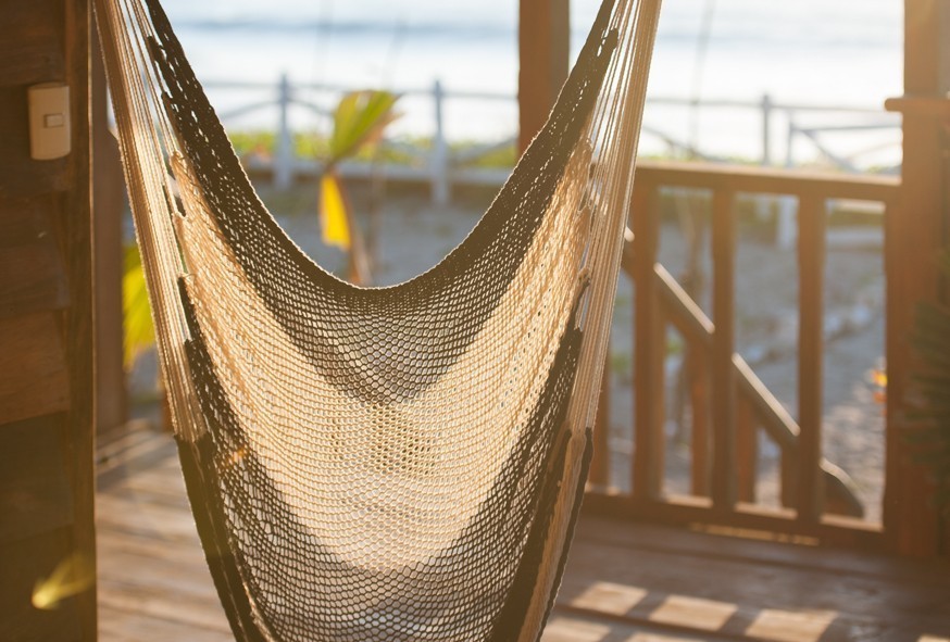 Couché de soleil dans un hamac avec la vue sur la mer, très dépaysant pour la saison des Fêtes