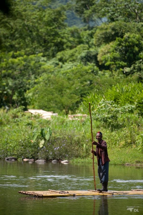Traverser la rivière sur un radeau de bambou
