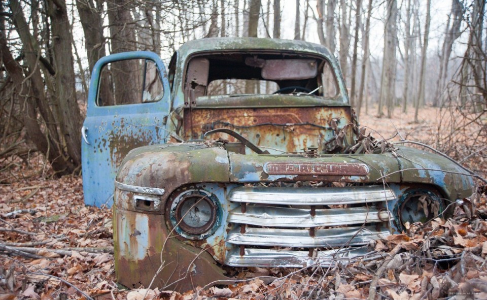 Vieux camion abandonné dans la forêt