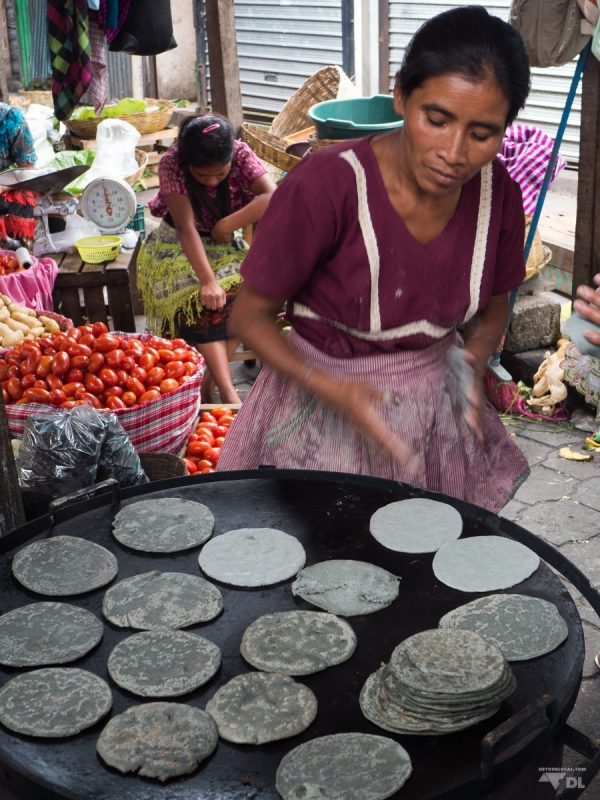 Voici le tap tap quotidien des femmes du Guatemala sur la plancha