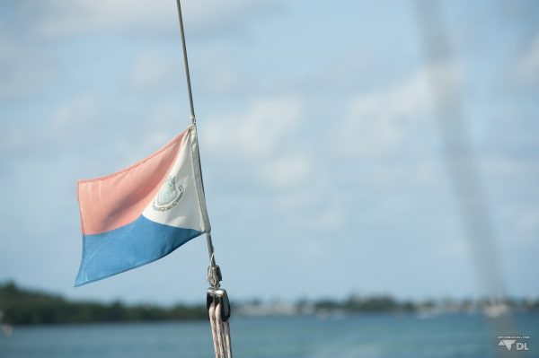 Le drapeau de St-Martin. L'île au deux pays. Le côté français au nord et le côté hollandais au sud.