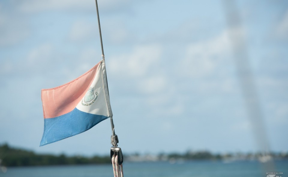 Le drapeau de St-Martin. L'île au deux pays. Le côté français au nord et le côté hollandais au sud.