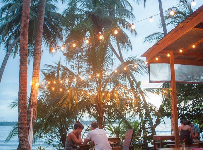 Isla Bastimiento dans Bocas del Toro, bière à la main au coucher de soleil