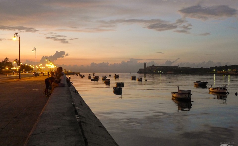 Le Maleçon de la Havane à Cuba à la tombée de la nuit