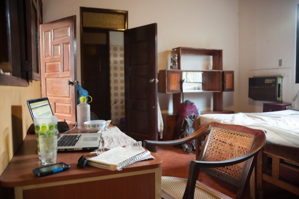 Notre vaste chambre vintage avec une chaise berçante comme chaise de travail. Just in Nicaragua