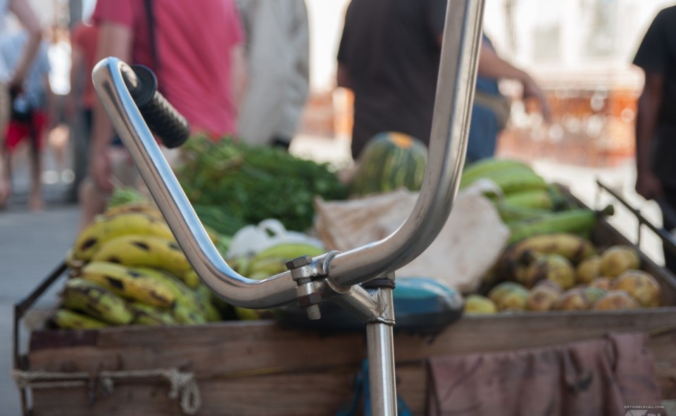 Panier roulant de légumes et fruits frais à Cuba