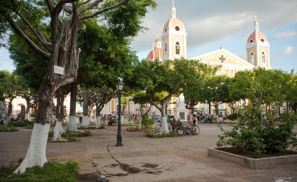 La place centrale de la ville coloniale de Granada au Nicaragua