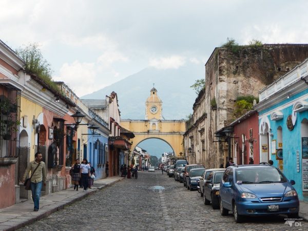 La magnifique petite ville d'Antigua et sa fameuse porte