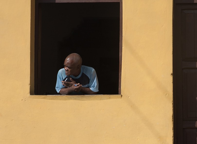 Un Cubain regardant la scène locale au loin