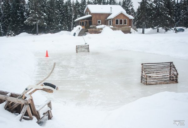 Une petite patinoire de hockey pour ceux qui veulent profiter du grand air hivernal québécois