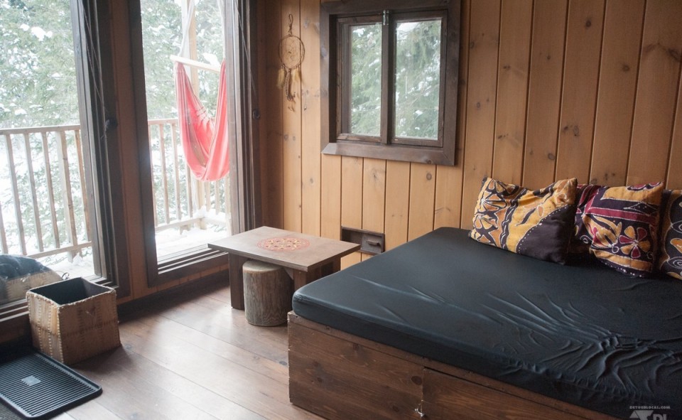 Très cozy l'intérieur des cabanes sur pilotis de Kabania dans les bois de Lanaudière