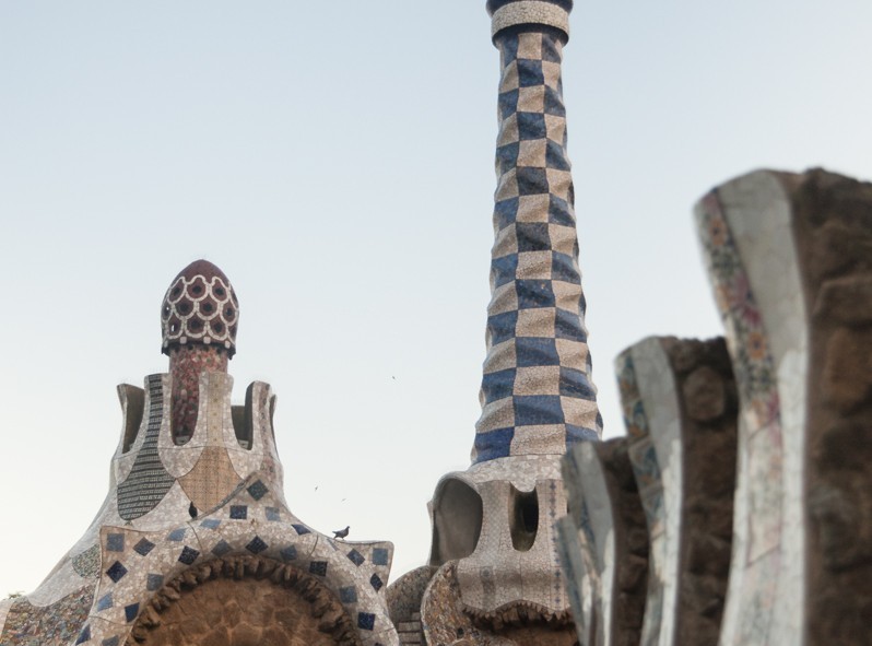 L'église et la tour aux courbes arrondies à l'entrée du Parc Güel à Barcelone