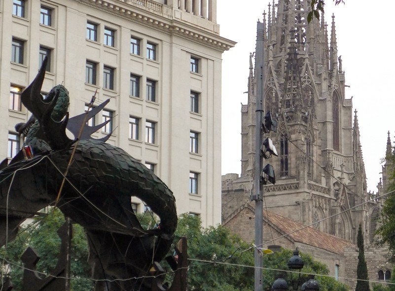 La Sagrada Familia et les rues estivales animées de Barcelone