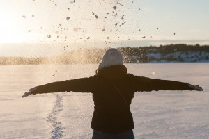 Alizé qui pose devant le soleil qui se couche en Finlande