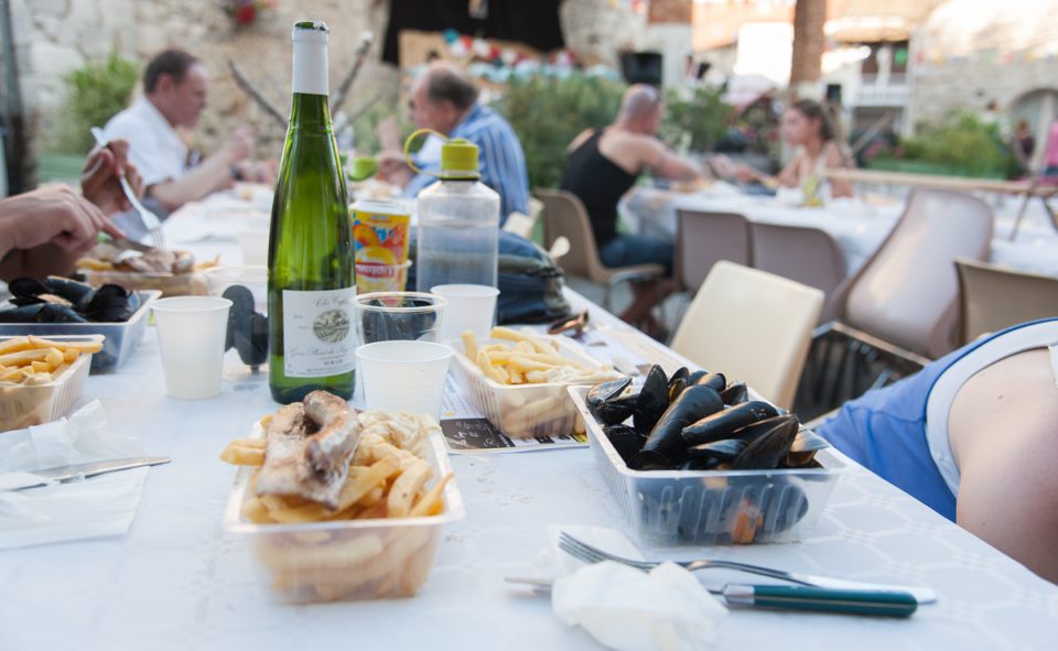 Moules frites et vins abordables lors d'une fête de village près de Agen