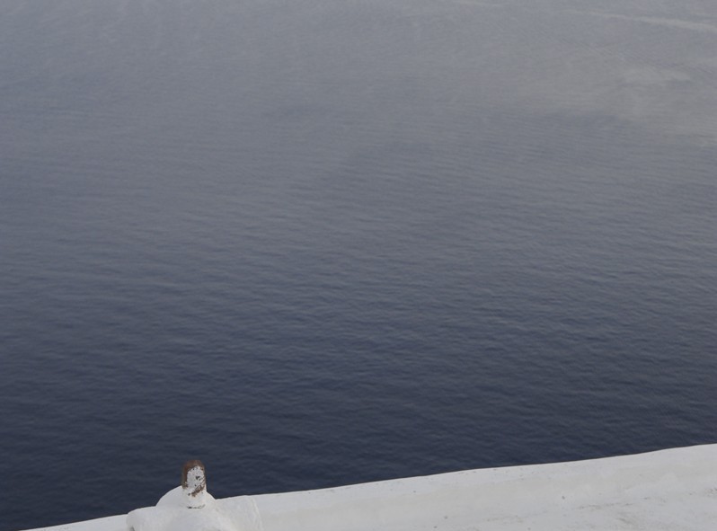 A flanc de montagne, les petites maisons blanches de Santorini