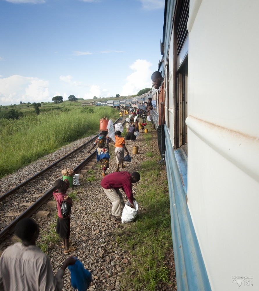 Sur le trajet de train entre Mbeya et Dar es Salaam avec les vendeurs ambulants sortant de nulle part