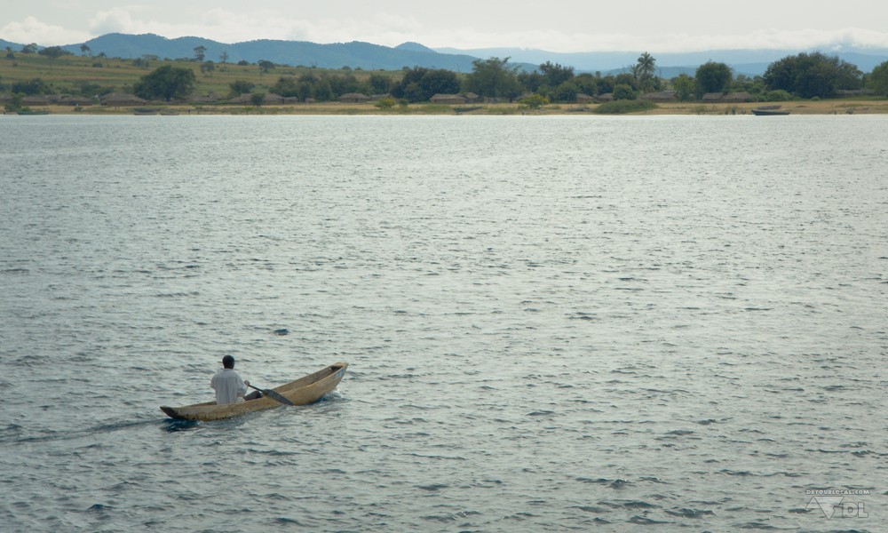 Bateau taxi retourne à la maison sur les rives du lac Tanganyika
