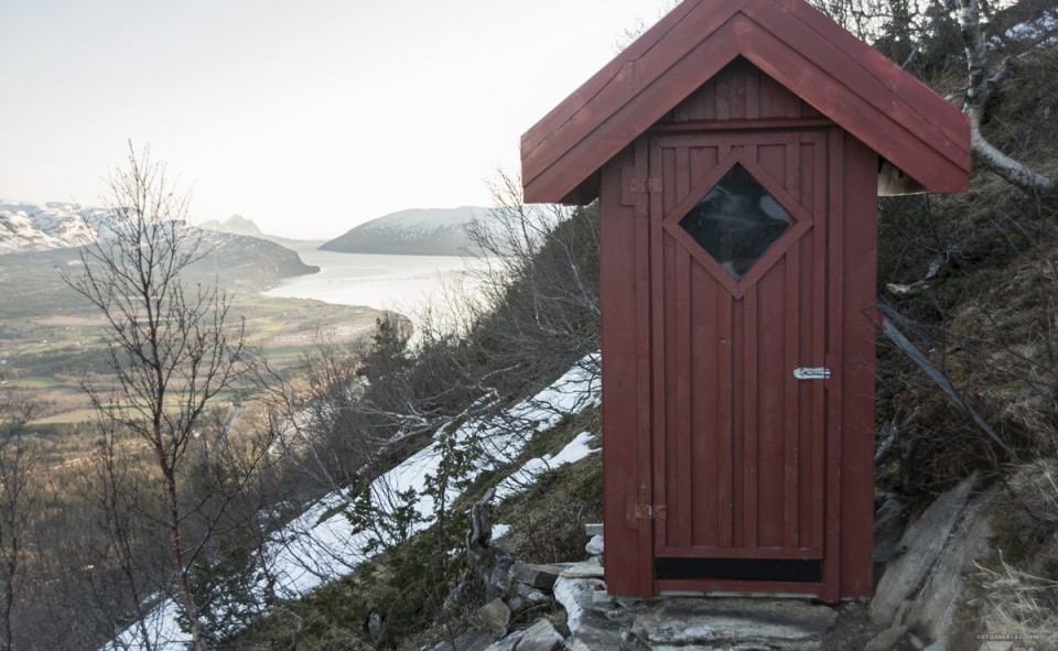 toilette sèche avec vue sur le fjord