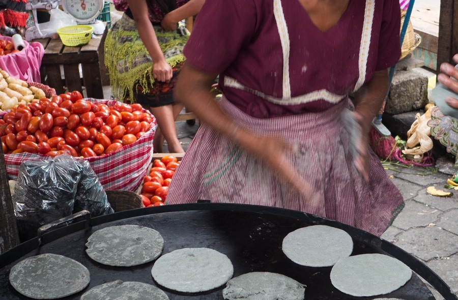 Voici le tap tap quotidien des femmes du Guatemala sur la plancha