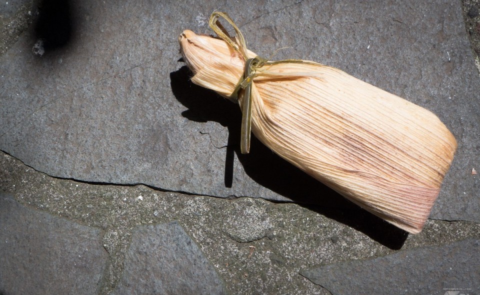 Chuchitos enveloppé d'une feuille de maïs pour le transport