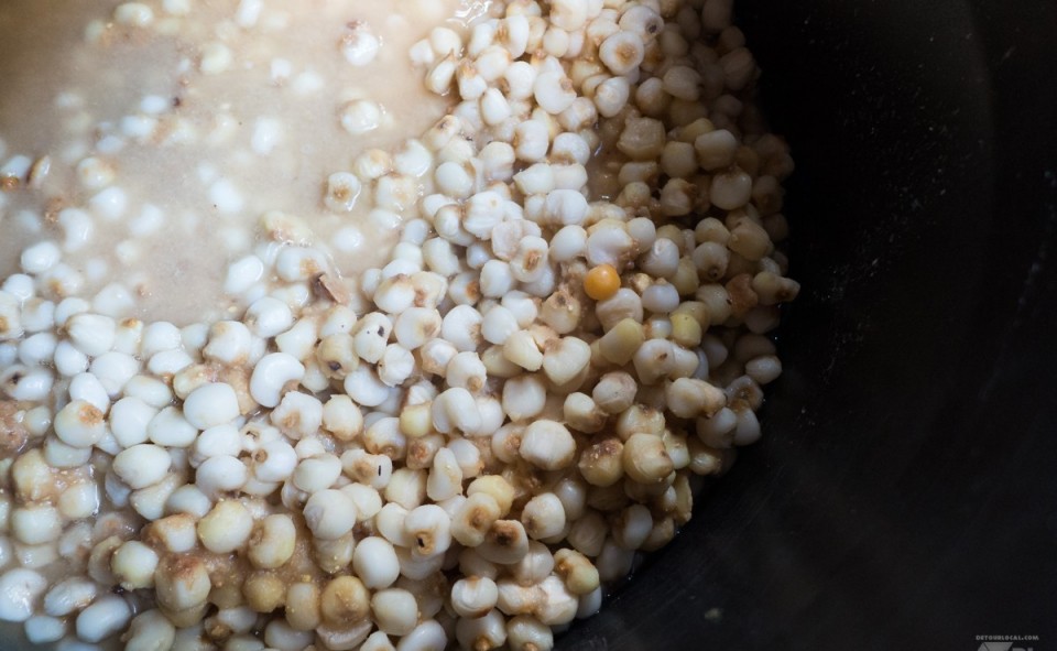 Le nixtamal est le grain de maïs séché puis bouillit avec de la chaux. Prochaine étape la massa pour faire les tortillas.