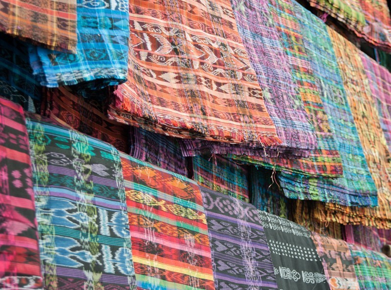 Les habits traditionnels des femmes du village aux multiples couleurs