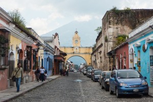 La magnifique petite ville d'Antigua et sa fameuse porte