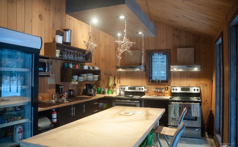 La cuisine de l'espace commune, une vraie belle cabane de bois