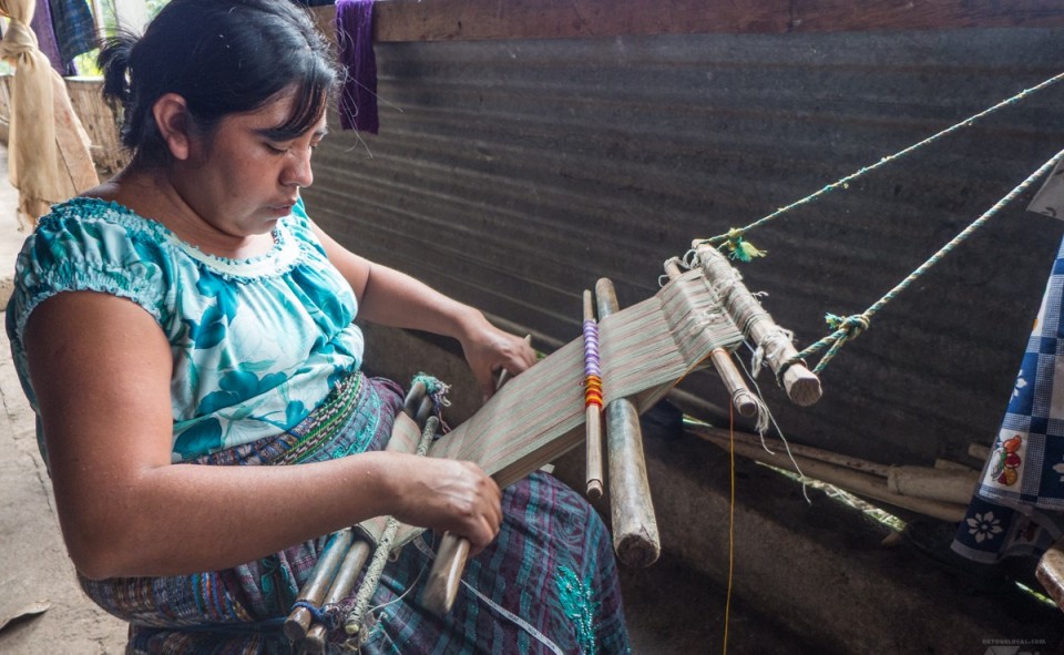 Guatemala, San Juan. Maria m'explique comment tisser