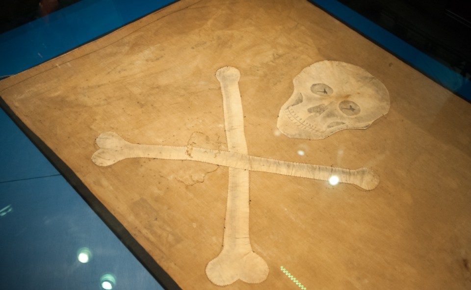 Un drapeau de pirate original dans un musée naval de Marieham en Finlande