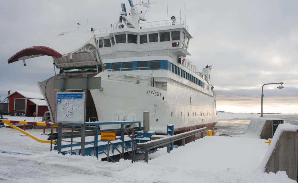 Les voitures comme les passagers peuvent passer dans les bateaux qui desservent les îles Aland en Finlande