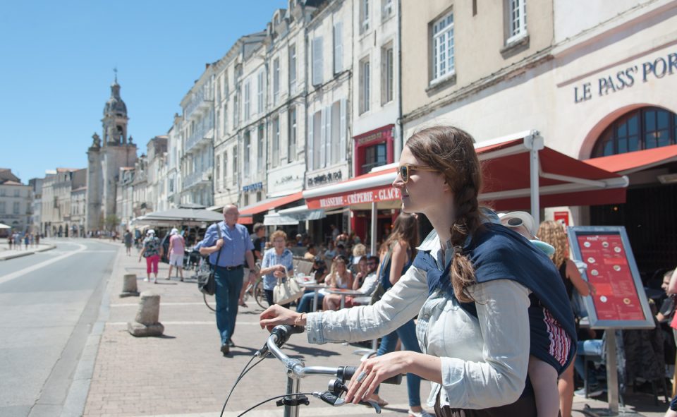 Plus rapide et plus pratique avec un jeune enfant, visiter La Rochelle à vélo, c'est chouette